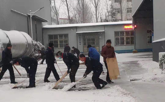 大家齐心协力共同扫雪