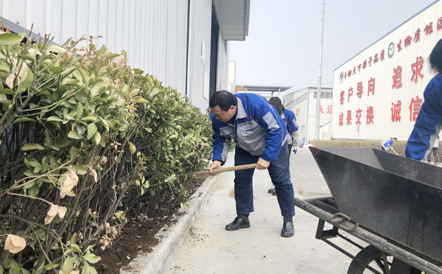 在金年会总区厂区种下一抹抹绿色